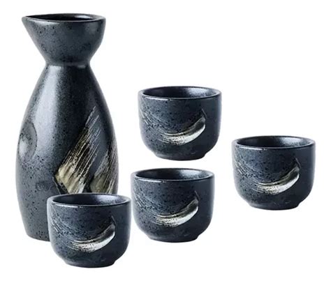 Jarra de sake y taza de té verde.