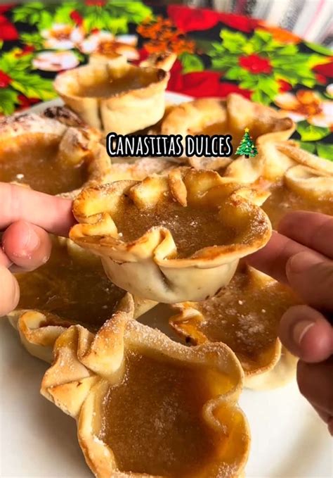 Foto de canastitas dulces terminadas con detalles de coco y chocolate.