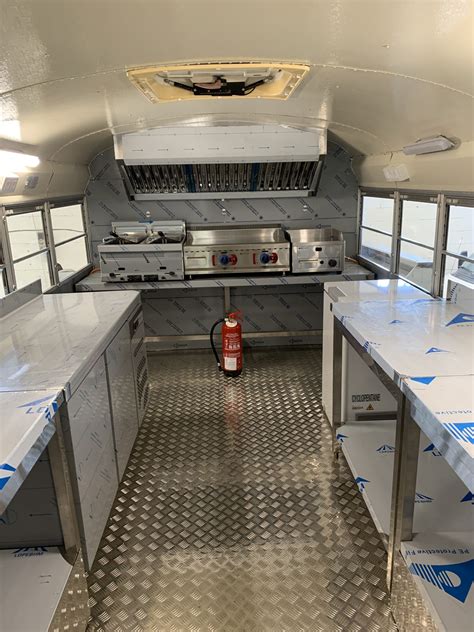 Esquema de las instalaciones básicas de un Food Truck, incluyendo áreas de preparación, almacenamiento y sistema de agua.