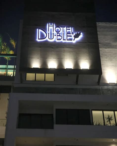 Fotografía de la fachada del local Dublé Almeyda y exhibición de sus productos