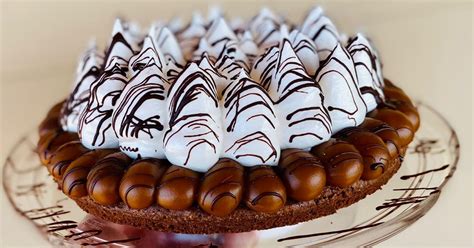 Torta de brownie con diferentes capas de relleno cremoso
