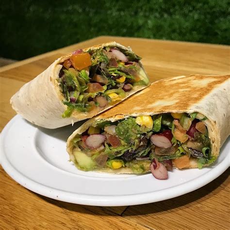 Imagen de un tazón de burrito vegano terminado, mostrando la disposición de los ingredientes.
