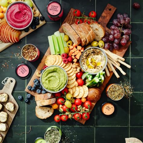 Collage de diversas tapas y aperitivos veganos, incluyendo hummus, pimientos y croquetas.