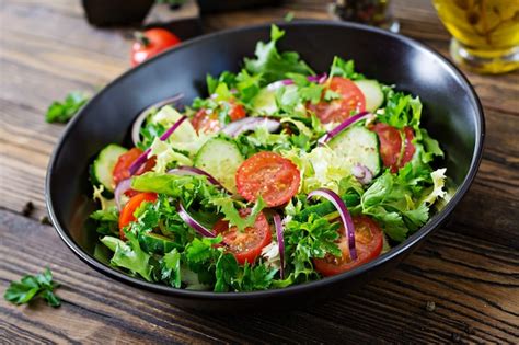 Imagen apetitosa de una ensalada fresca y colorida junto a una hamburguesa vegetal.