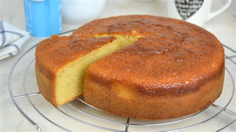 Foto de un bizcocho de yogur y panela dorado y esponjoso, recién salido del horno.