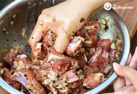 Imagen de un bol con especias y aceite para adobar las papas