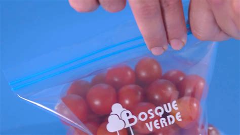 Bolsas de congelación herméticas llenas de croquetas de jurel congeladas individualmente, con etiquetas de fecha y contenido.