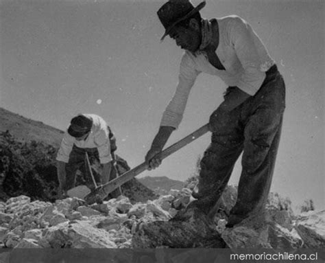 Fotografía de un pirquinero trabajando en una mina artesanal