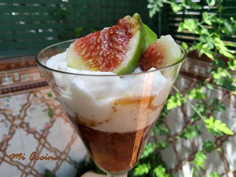 higos frescos con coulis de frutos rojos y nata montada