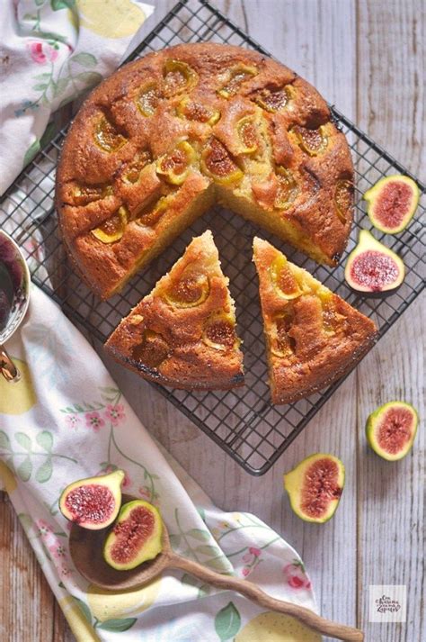 pastel de higos fresco y cremoso cortado en porciones