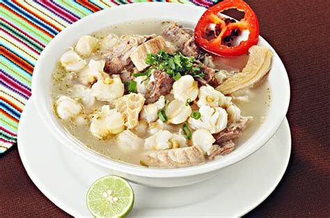 Collage de fotos de diversos platos culinarios elaborados con mote, como patasca, humitas y champús