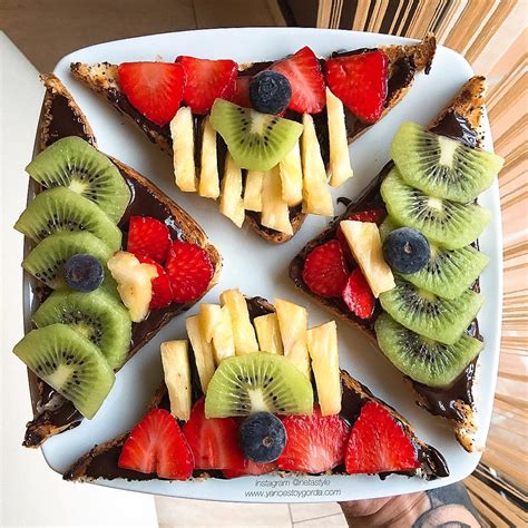 Tostadas dulces con crema pastelera y fruta