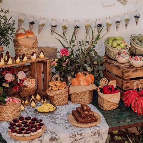 Mesa con tostadas dulces decoradas
