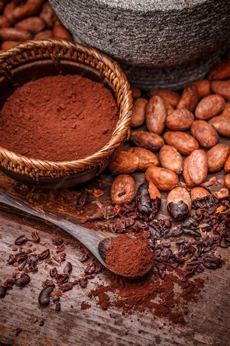 Foto de granos de cacao y polvo de cacao puro