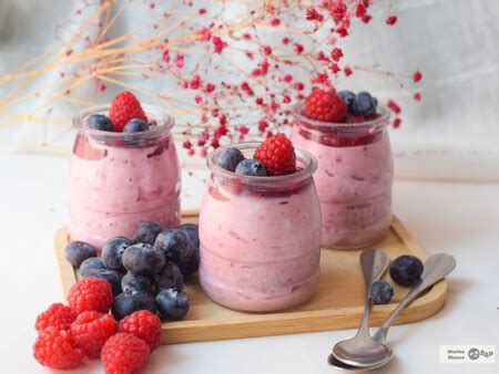 Mousse de frutos rojos y mousse de yogur con manzana en vasitos