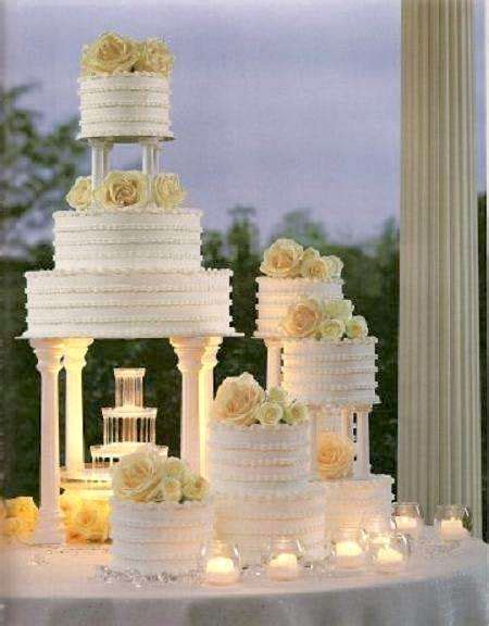 Elegante pastel de boda blanco de varios pisos con decoración clásica