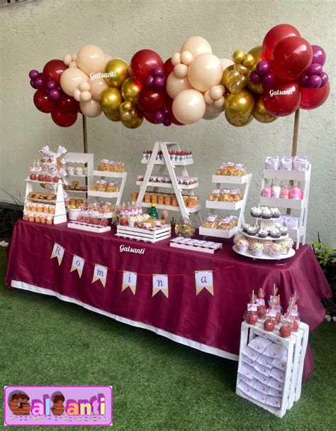 Mesa dulce con una variedad de postres pequeños como macarons, cupcakes y tartas individuales