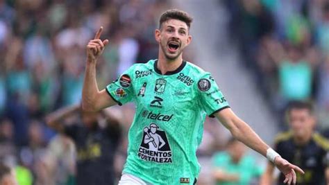 Foto de acción de Lucas Di Yorio celebrando un gol en la cancha