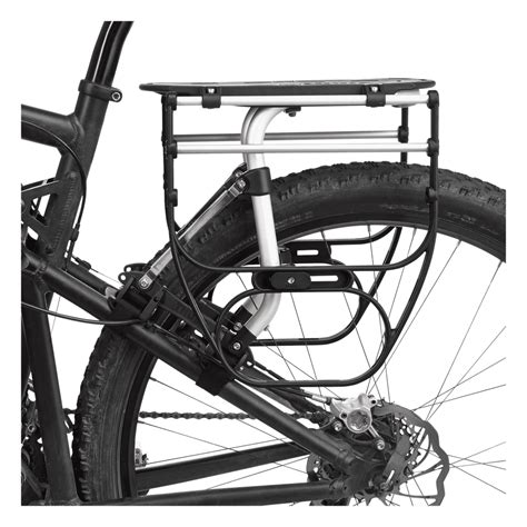 Esquema de la parrilla Thule Pack 'n Pedal montada en una bicicleta, mostrando su estructura y puntos de sujeción.