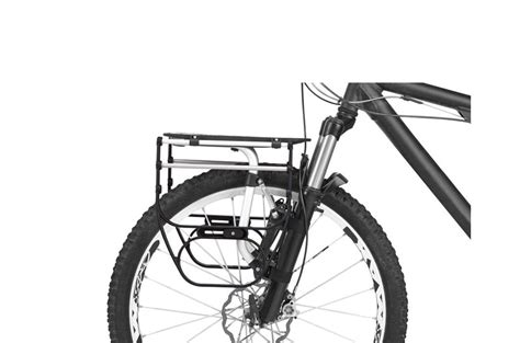 Fotografía de una bicicleta con la parrilla Thule Pack 'n Pedal montada, con alforjas colocadas y detalles reflectantes visibles.