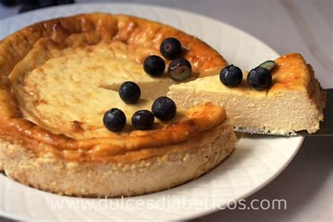 Tarta de yogur keto dorada y apetitosa