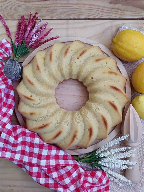 Ciambella de limón casera en un molde de corona, decorada con azúcar glas