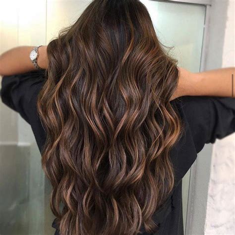 Fotografía de una modelo con técnica de balayage en tono mocha mousse con reflejos color miel y chocolate