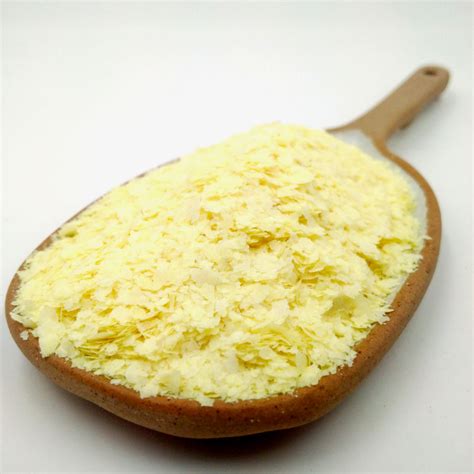 Esquema visual que muestra los copos de patata deshidratados transformándose en puré al contacto con el líquido caliente.
