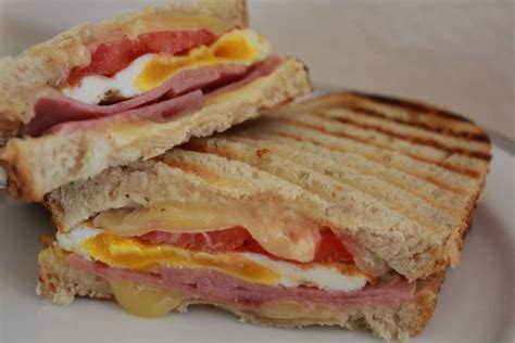 Sándwich de milanesa completo con jamón, queso y huevo
