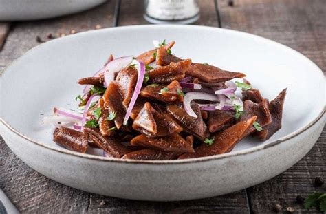 Platos tradicionales chilenos con cochayuyo (charquicán, ensalada)