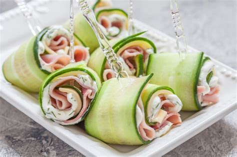 Imagen de rollitos de pepino con jamón y queso