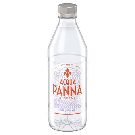 Botella de Acqua Panna con su etiqueta distintiva