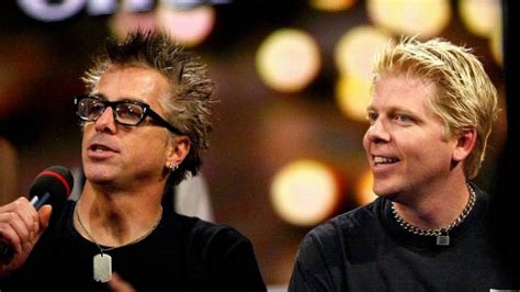 Foto de Noodles, guitarrista de The Offspring, con sus gafas características