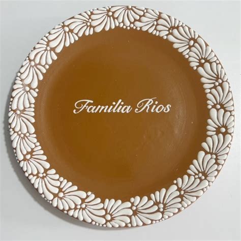 Fotografía de un plato decorado con pétalos de viola y caléndula.