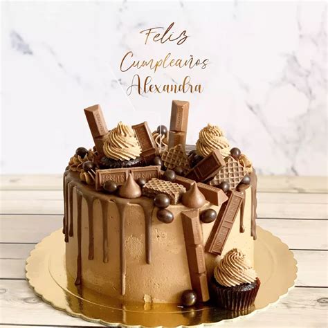 Imagen de una torta elegante decorada con trozos y bombones de chocolate PRINCESA®