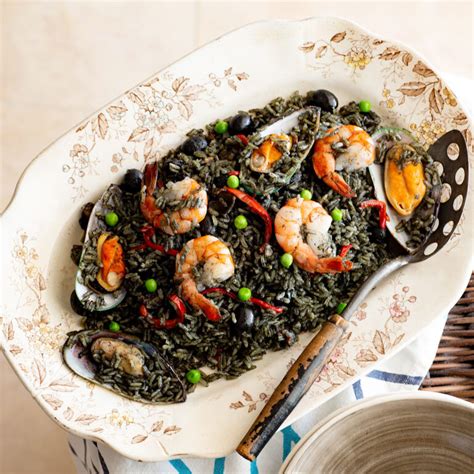 Plato de Arroz Negro con mariscos en un ambiente de alta cocina