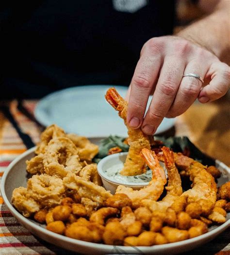 Plato variado de frituras de mariscos