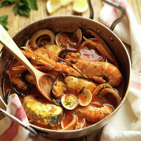 Zarzuela de mariscos en cazuela tradicional