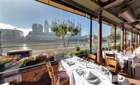 Restaurante con vistas al río en Puerto Madero