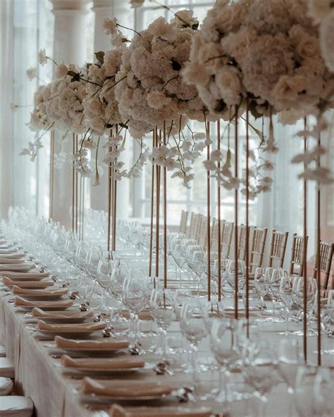 decoración de boda clásica con rosas blancas