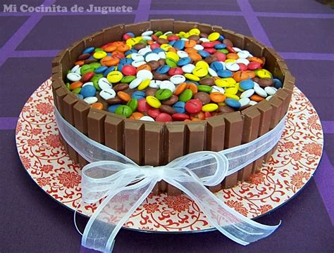 Tarta cubo de bizcocho con Kit Kat y M&M's