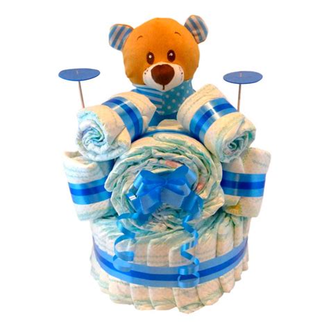 Imagen de una tarta de pañales de color azul celeste con un osito de peluche y otros accesorios para bebé niño.