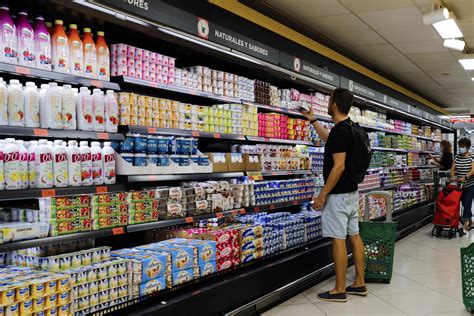 Selección de diferentes potes de ricotta en un supermercado