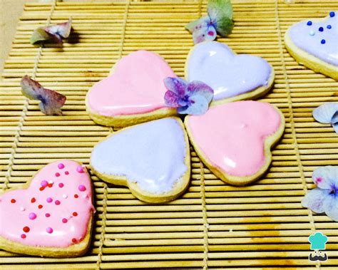 Ejemplos de galletas decoradas con motivos florales en glasa real
