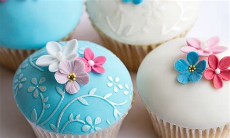 Cupcakes decorados como fantasmas con fondant.