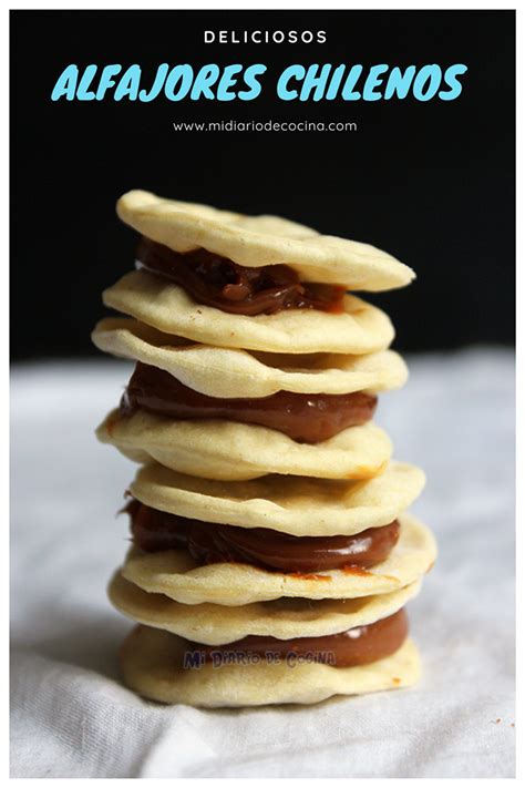 Imagen de alfajores chilenos, mostrando su textura ligera y hojaldrada, listos para ser rellenos.