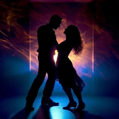 Pareja bailando salsa romántica con iluminación cálida que sugiere pasión y cercanía