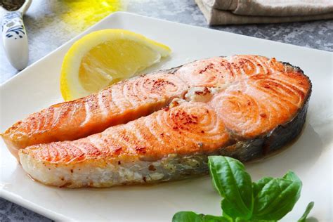 Salmón cocinado a la perfección en una sartén