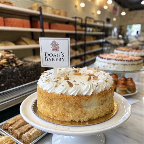 Fotografía de Tom Cruise junto a las famosas tortas de Doan’s Bakery durante la temporada navideña.