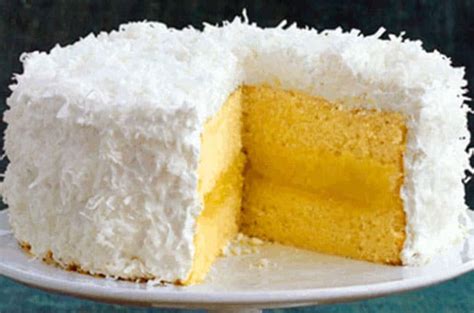 Ilustración de la cultura de regalos en Hollywood con la torta de coco como icono central.